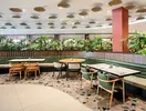 Restauracja w Greenwood Kemer Resort z zielonymi roślinami