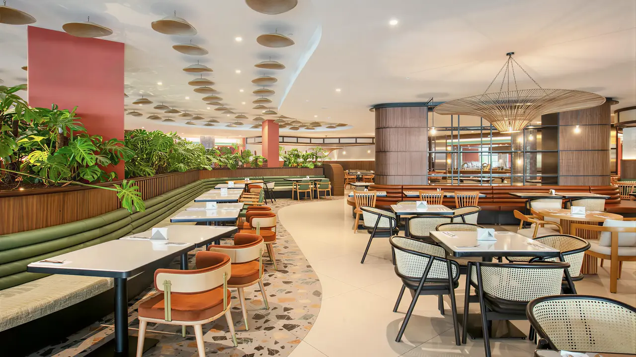 Restauracja w hotelu Greenwood Kemer Resort z nowoczesnymi stolikami