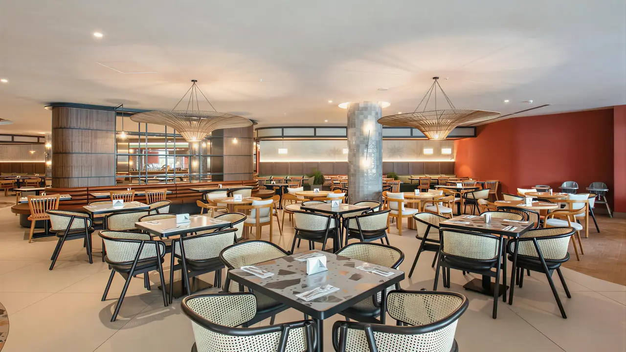 Restauracja w hotelu Greenwood Kemer Resort z ustawionymi stolikami