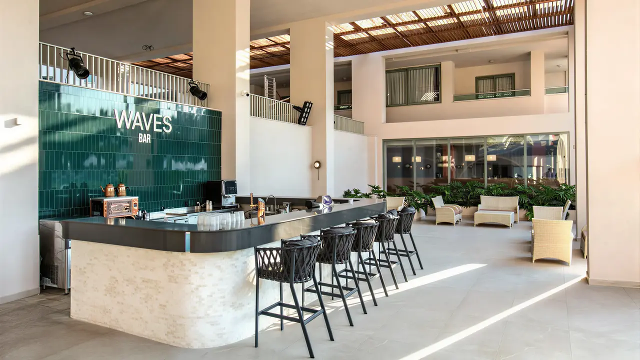 Nowoczesny bar w Greenwood Kemer Resort z wysokimi hokerami