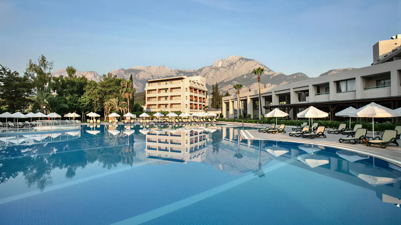 Basen z leżakami w hotelu Greenwood Kemer Resort