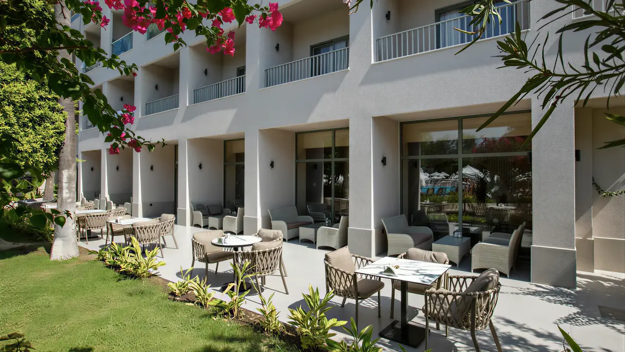 Taras z meblami i roślinnością w Greenwood Kemer Resort
