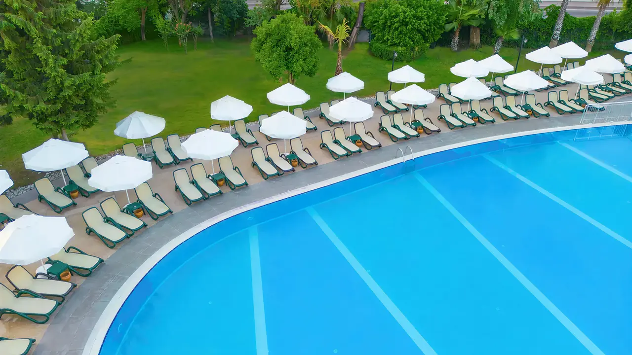 Basen z leżakami i parasolami w Greenwood Kemer Resort