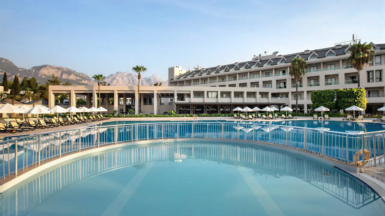 Basen z leżakami w hotelu Greenwood Kemer Resort