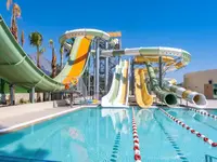 Zjeżdżalnie wodne w basenie Greenwood Kemer Resort
