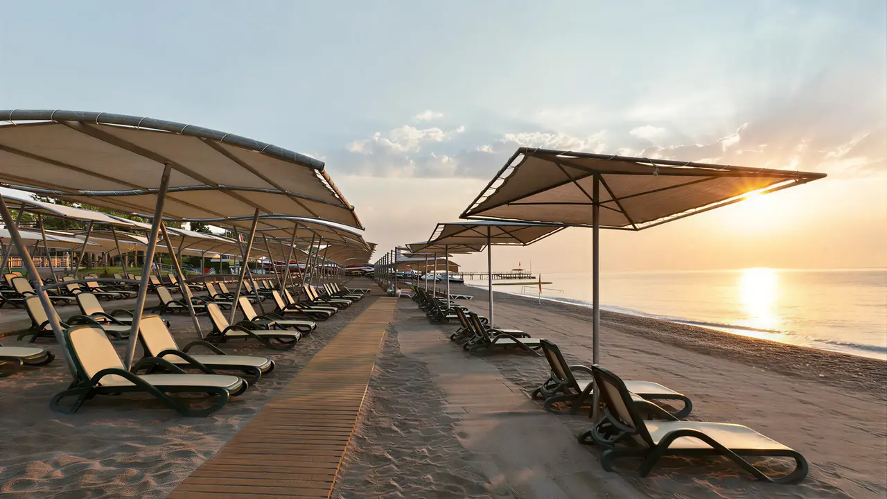Leżaki i parasole na plaży w Greenwood Kemer Resort