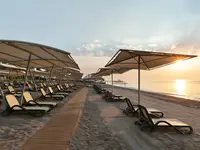 Leżaki i parasole na plaży w Greenwood Kemer Resort