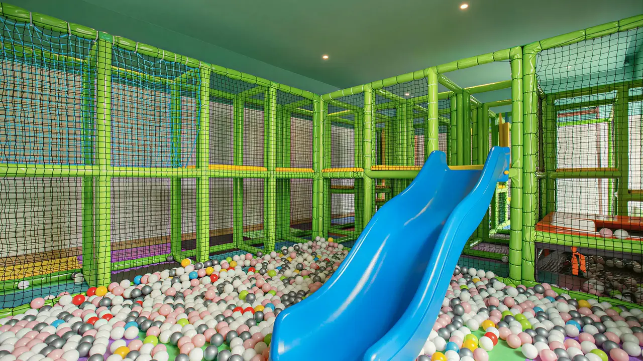 Kącik zabaw z basenem z piłeczkami Greenwood Kemer Resort