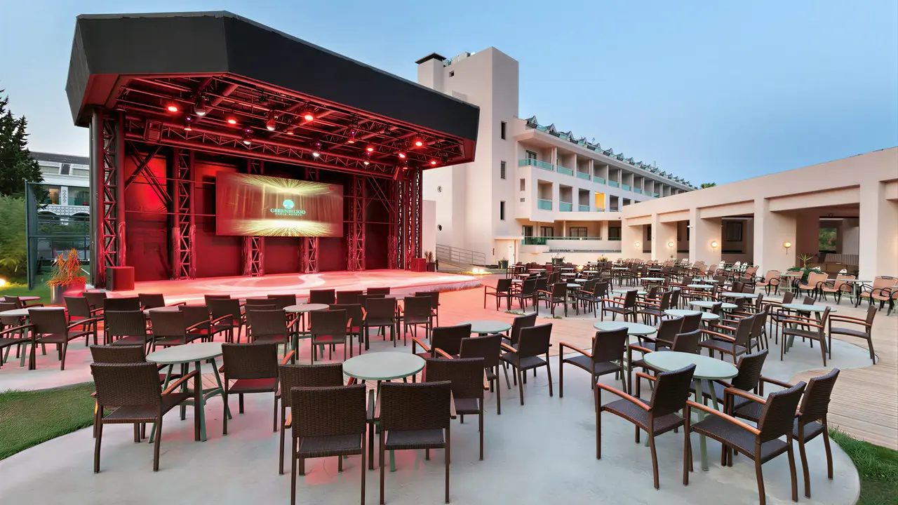 Scena i miejsca siedzące w Greenwood Kemer Resort