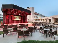 Scena i miejsca siedzące w Greenwood Kemer Resort
