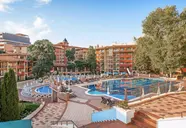 Widok na kompleks basenów i budynki Grifid Aqua Club Bolero