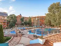 Widok na kompleks basenów i budynki Grifid Aqua Club Bolero