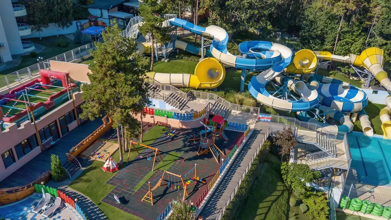 Zjeżdżalnie wodne i plac zabaw w Grifid Aqua Club Bolero