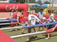 Mężczyźni grają w ludzkiego piłkarza w Grifid Aqua Club Bolero