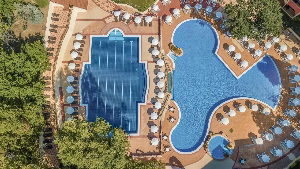 Widok z góry na baseny w Grifid Aqua Club Bolero