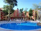 Basen zewnętrzny w hotelu Grifid Aqua Club Bolero z leżakami