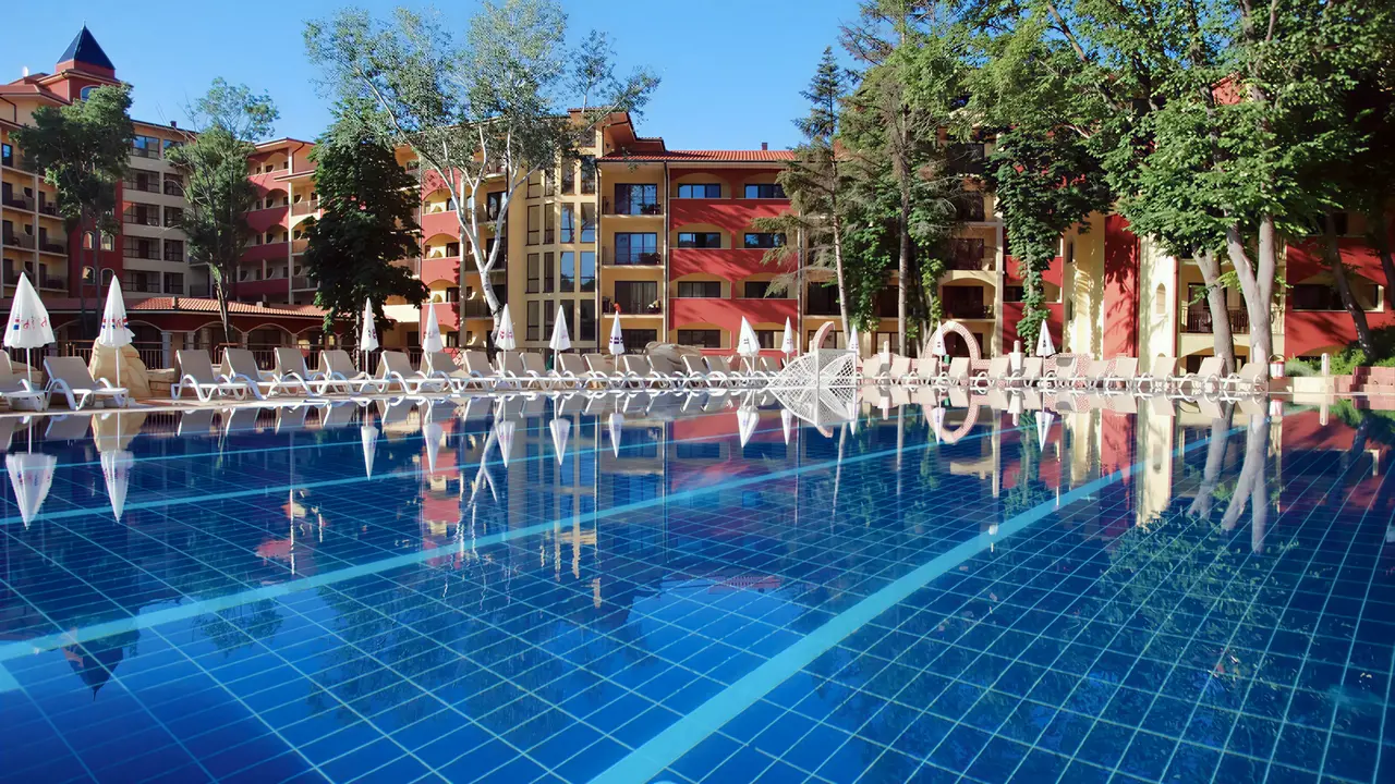 Basen z leżakami w Grifid Aqua Club Bolero