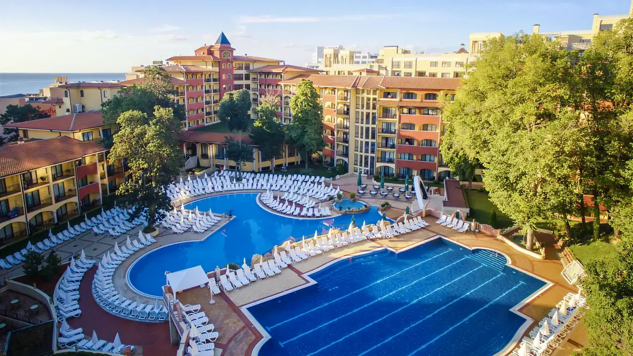 Widok na kompleks i baseny Grifid Aqua Club Bolero