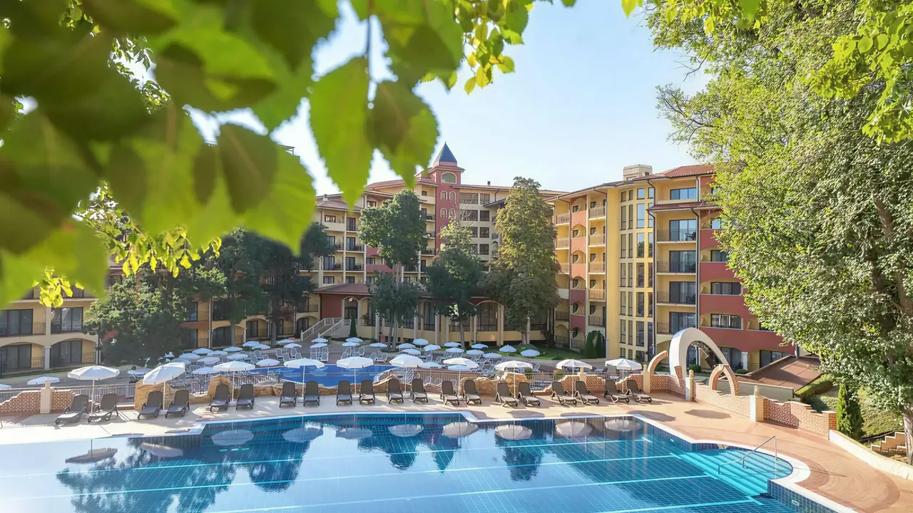 Basen z leżakami w Grifid Aqua Club Bolero