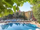 Basen z leżakami w Grifid Aqua Club Bolero