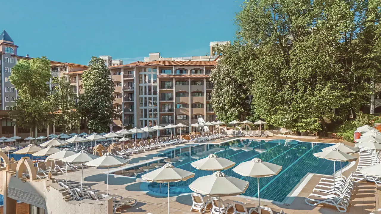 Basen z leżakami i parasolami w Grifid Aqua Club Bolero
