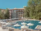 Basen z leżakami i parasolami w Grifid Aqua Club Bolero