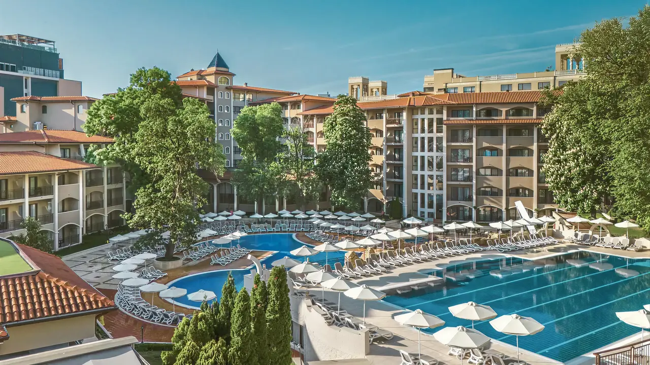 Widok na baseny i budynki Grifid Aqua Club Bolero