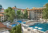 Widok na baseny i budynki Grifid Aqua Club Bolero