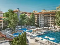 Widok na baseny i budynki Grifid Aqua Club Bolero