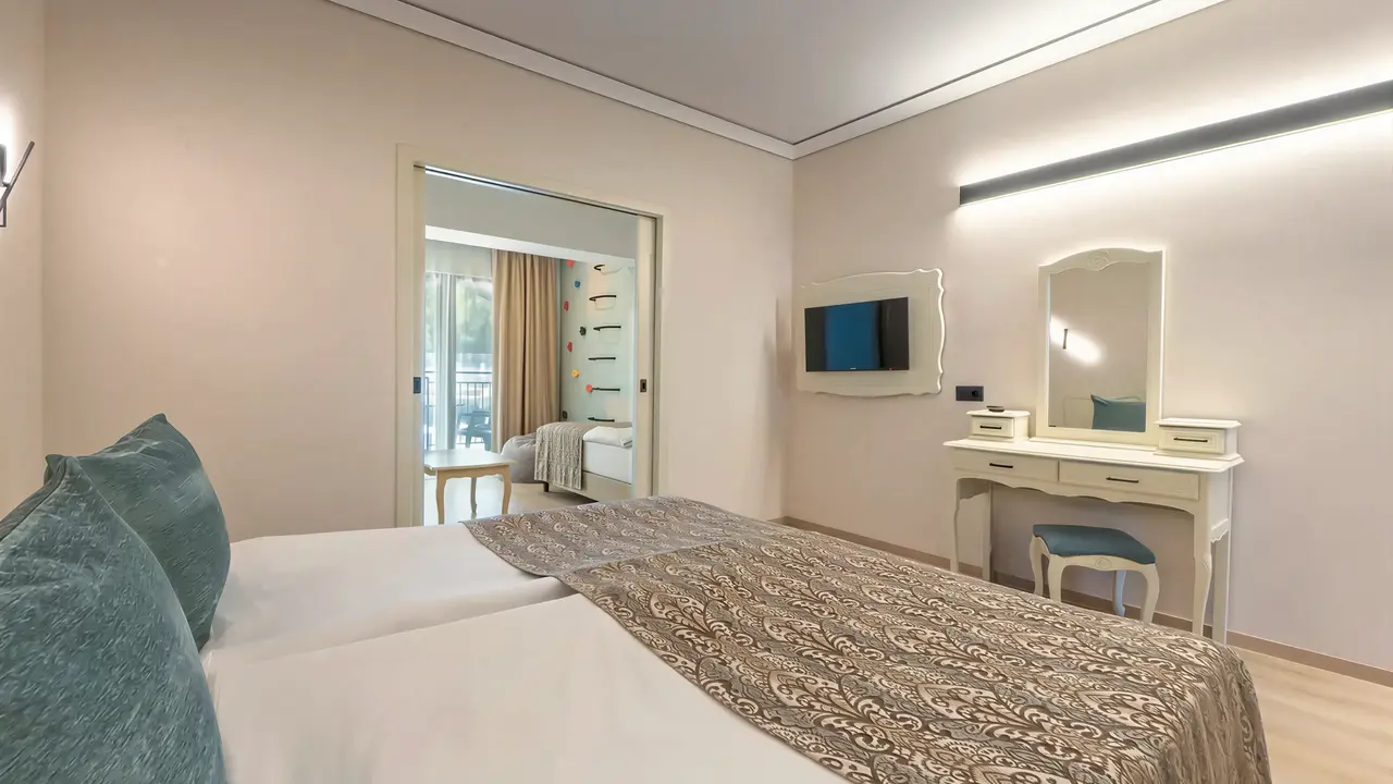 Przytulny pokój z łóżkiem w Grifid Aqua Club Bolero