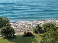 Plaża z parasolami i leżakami w Grifid Aqua Club Bolero