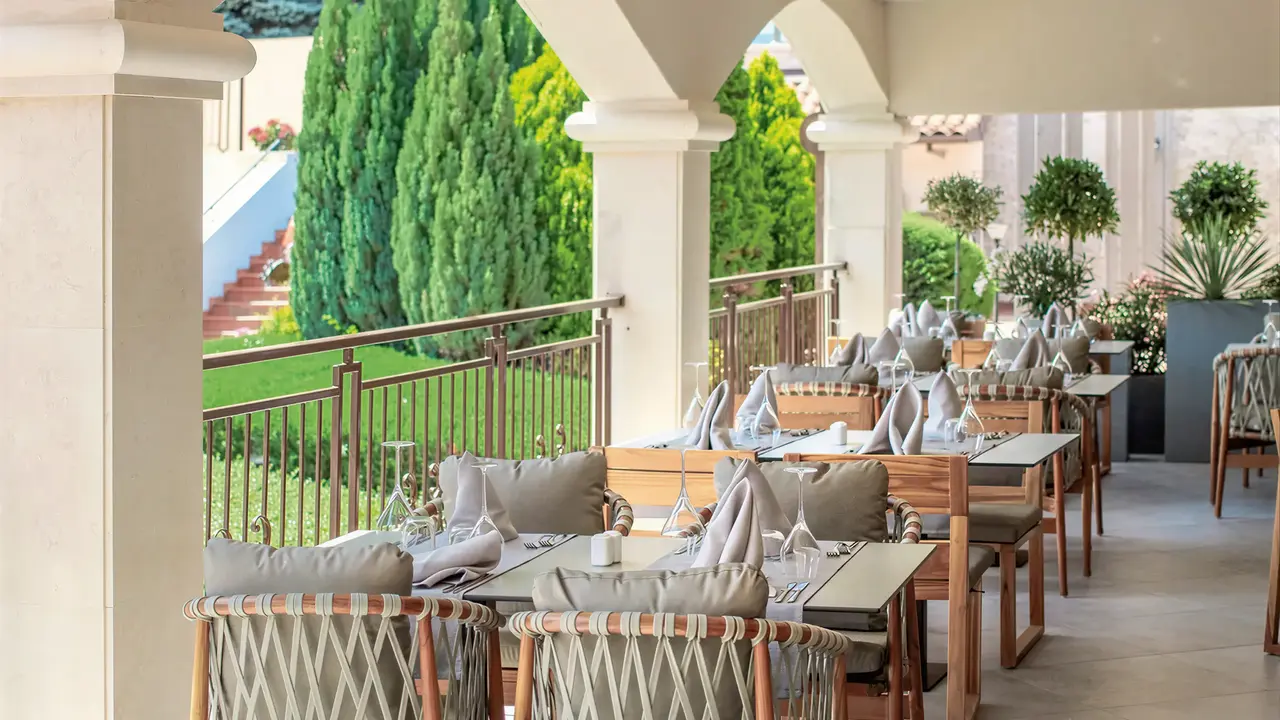 Restauracja na tarasie w Grifid Aqua Club Bolero
