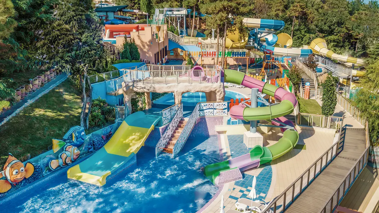 Zjeżdżalnie wodne w kompleksie Grifid Aqua Club Bolero