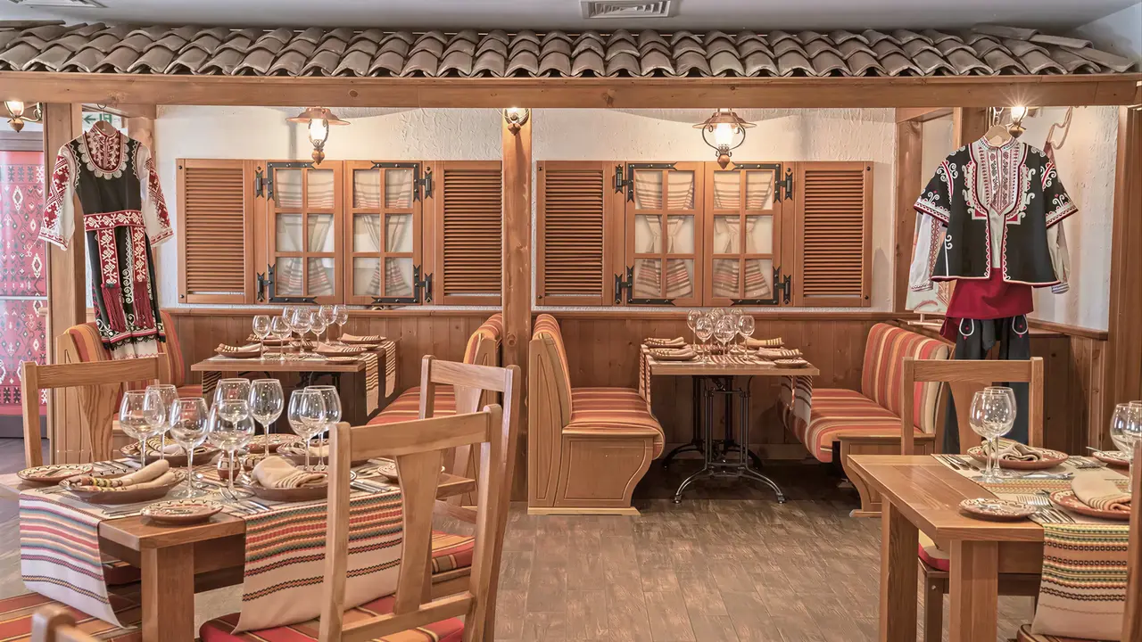 Restauracja w Grifid Aqua Club Bolero z drewnianymi meblami