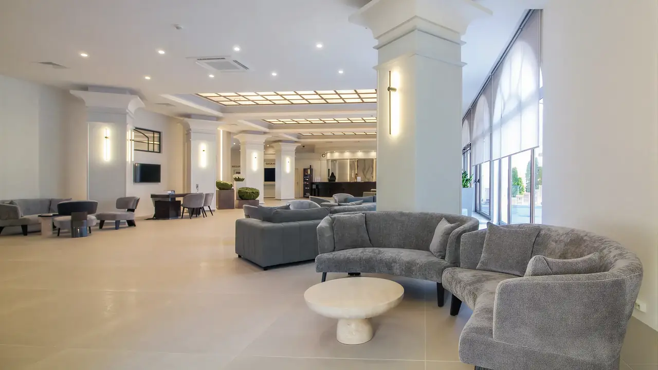 Wnętrze lobby w Grifid Aqua Club Bolero z szarymi sofami