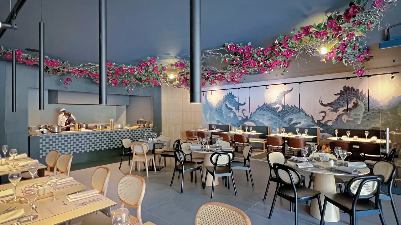 Wnętrze restauracji w Grifid Aqua Club Bolero z nakrytymi stołami