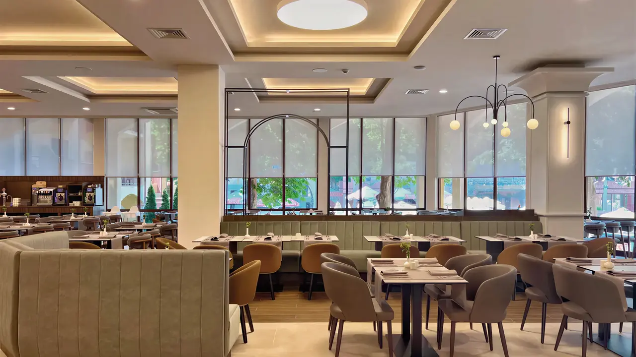 Elegancka restauracja w Grifid Aqua Club Bolero z nakrytymi stołami