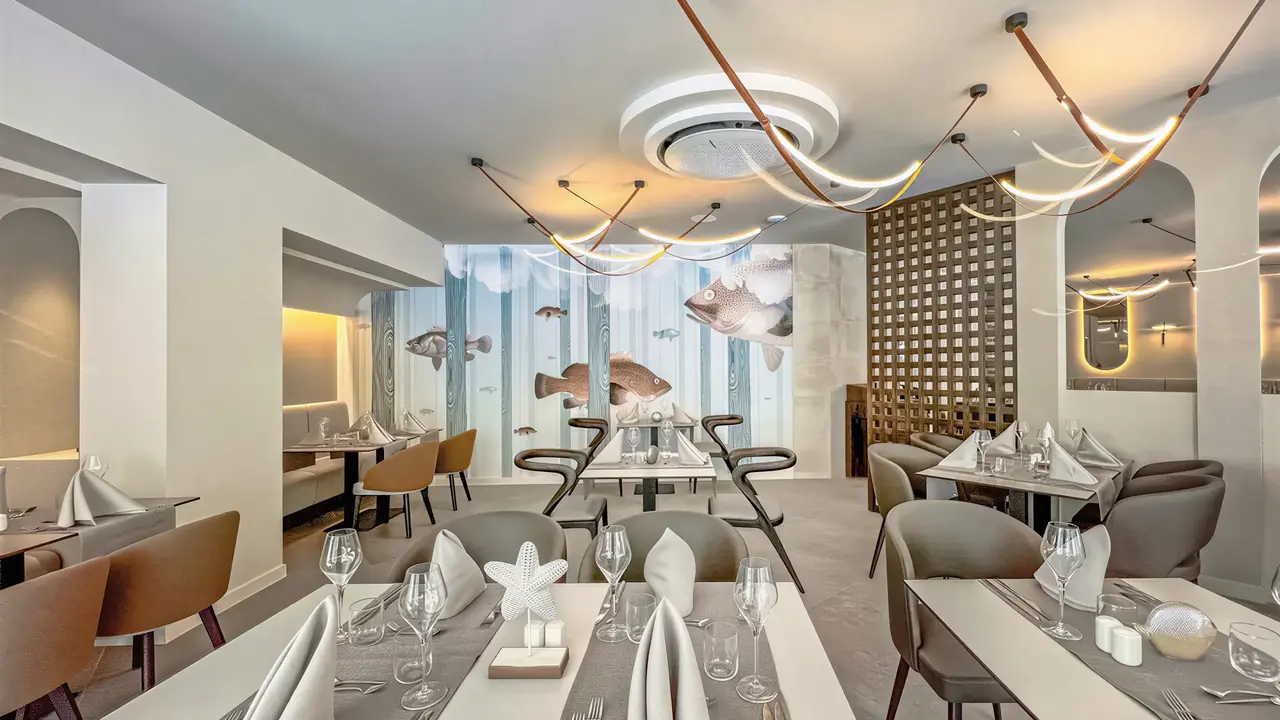 Elegancka restauracja w Grifid Aqua Club Bolero z nakrytymi stołami
