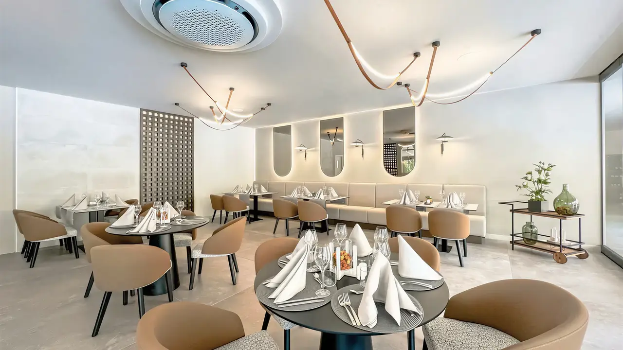Elegancka restauracja w Grifid Aqua Club Bolero z nakrytymi stołami