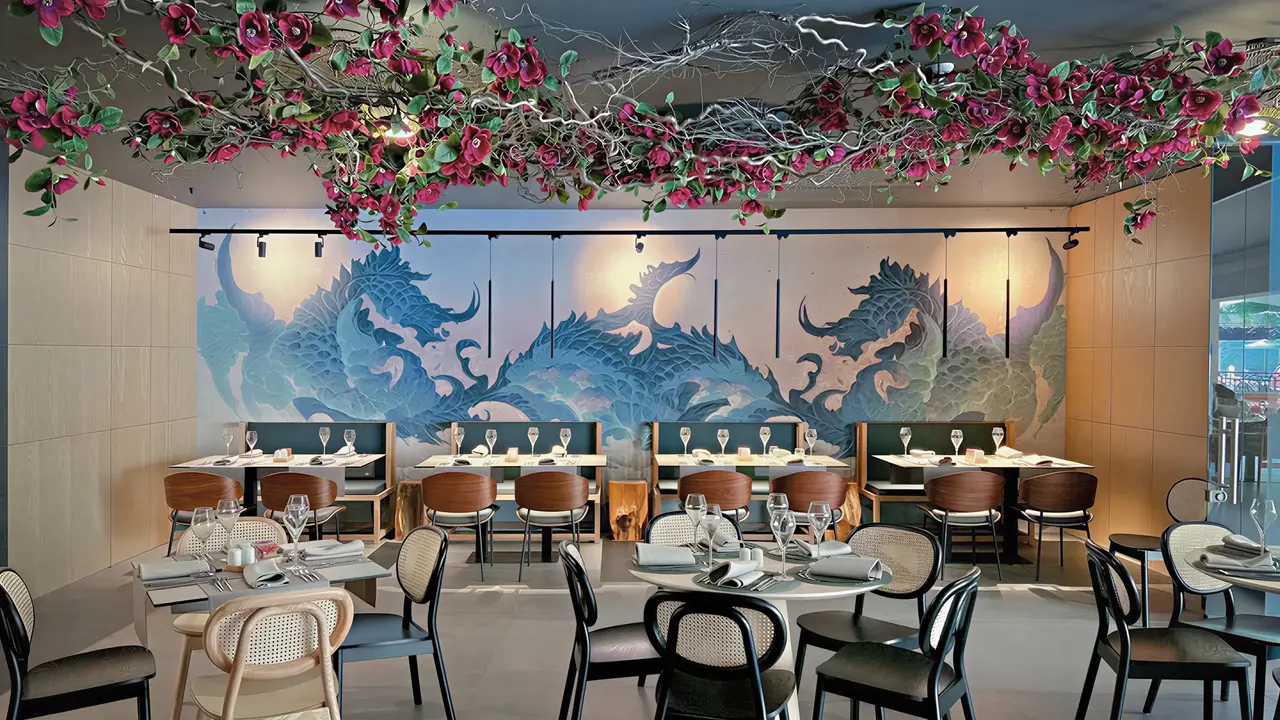 Restauracja w Grifid Aqua Club Bolero z dekoracyjnym muralem smoka