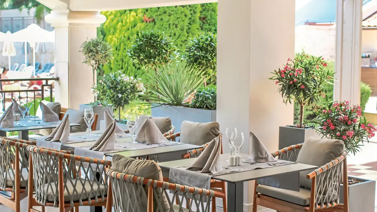 Stolik restauracyjny w Grifid Aqua Club Bolero z widokiem na ogród