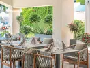 Stolik restauracyjny w Grifid Aqua Club Bolero z widokiem na ogród
