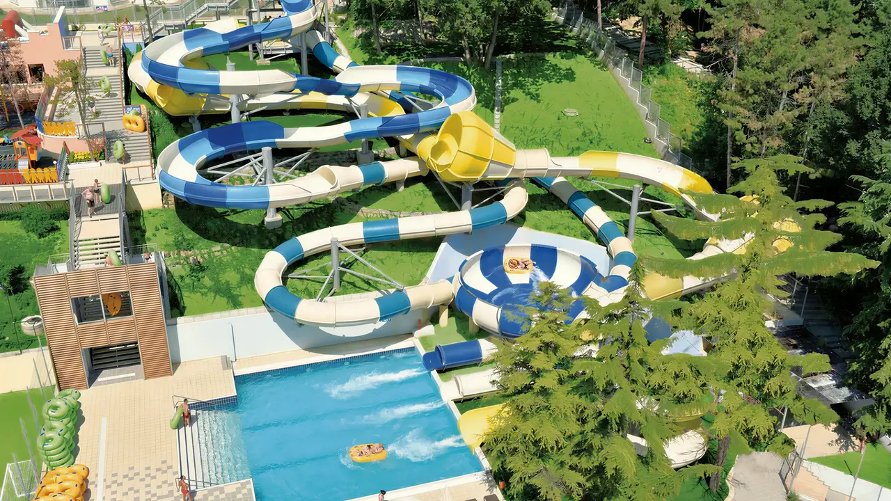 Zjeżdżalnie wodne w kompleksie Grifid Aqua Club Bolero