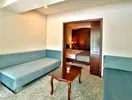 Salon z widokiem na sypialnię w Grifid Aqua Club Bolero