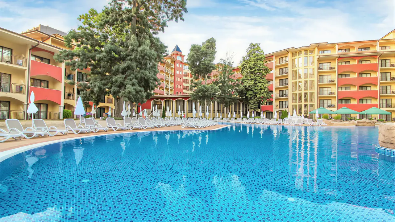 Basen z leżakami w hotelu Grifid Aqua Club Bolero