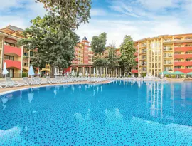 Basen z leżakami w hotelu Grifid Aqua Club Bolero