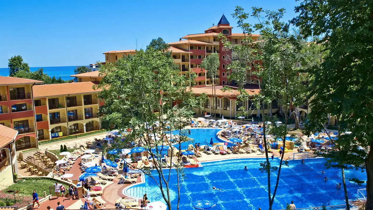 Widok na budynki i baseny w Grifid Aqua Club Bolero