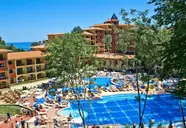 Widok na budynki i baseny w Grifid Aqua Club Bolero