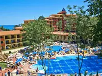 Widok na budynki i baseny w Grifid Aqua Club Bolero
