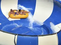 Goście na zjeżdżalni wodnej w Grifid Aqua Club Bolero